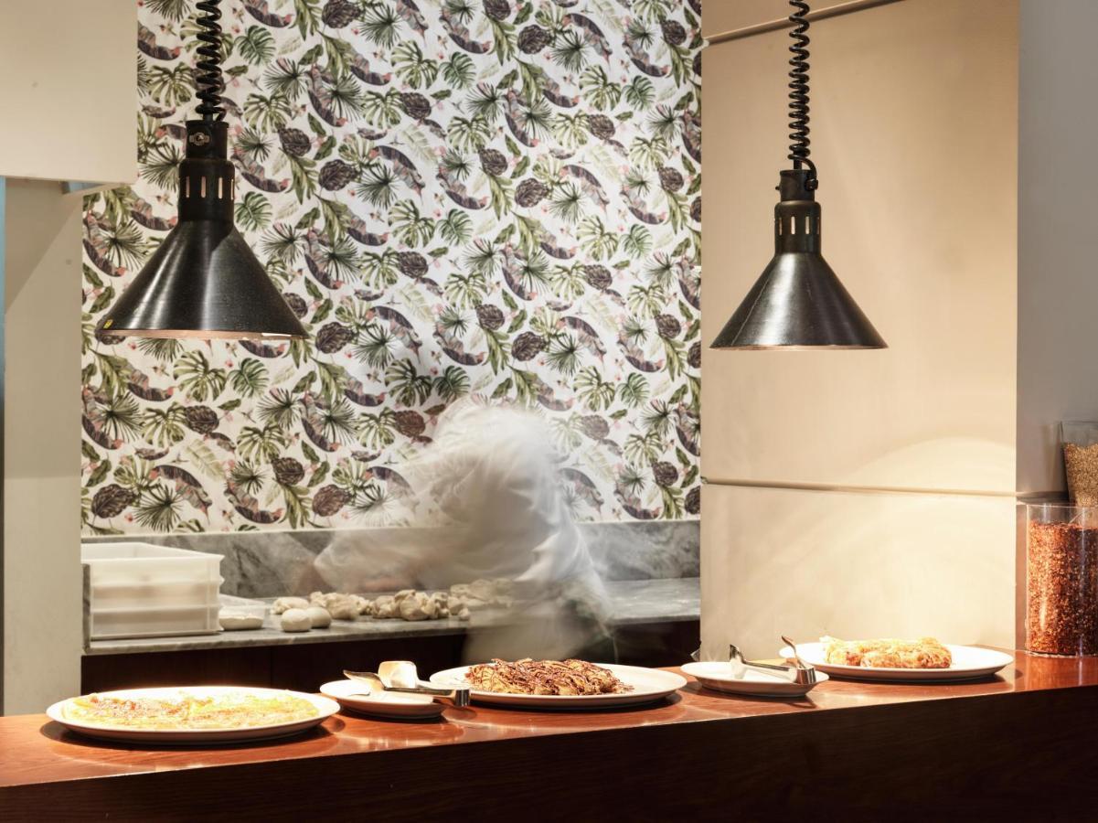 Fanar Hotel & Residences Salalah Esterno foto Open kitchen at a restaurant