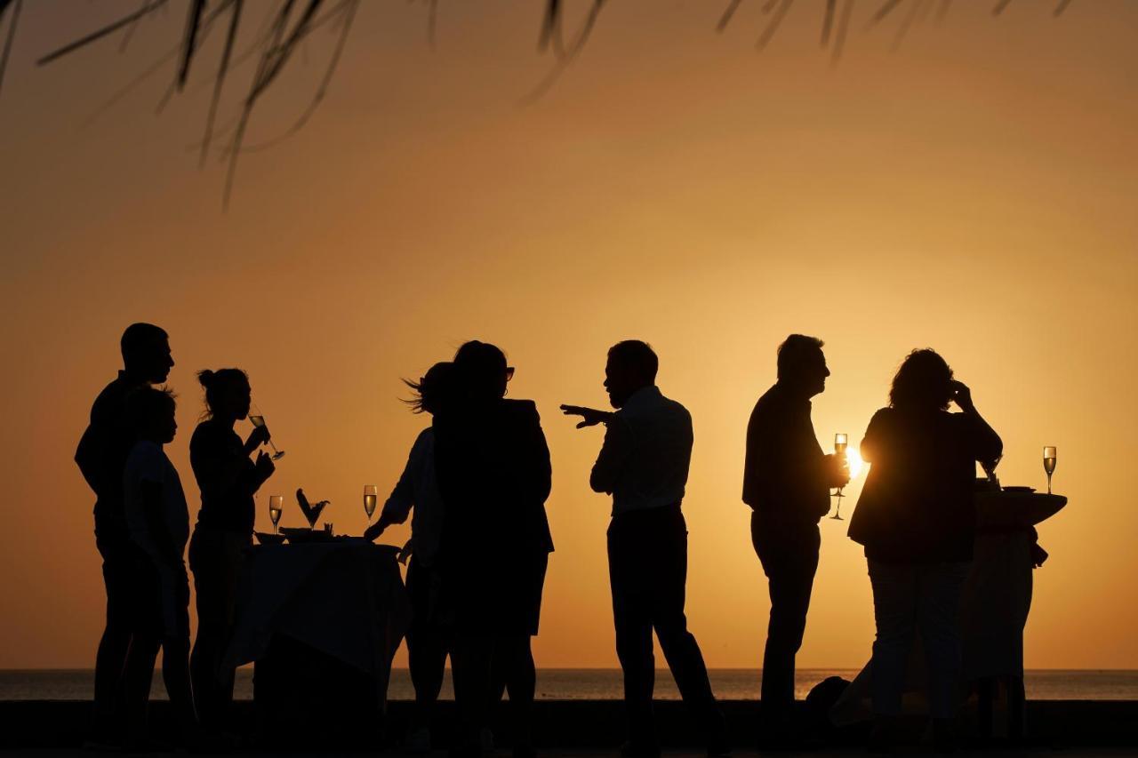 Fanar Hotel & Residences Salalah Esterno foto Sunset at the beach