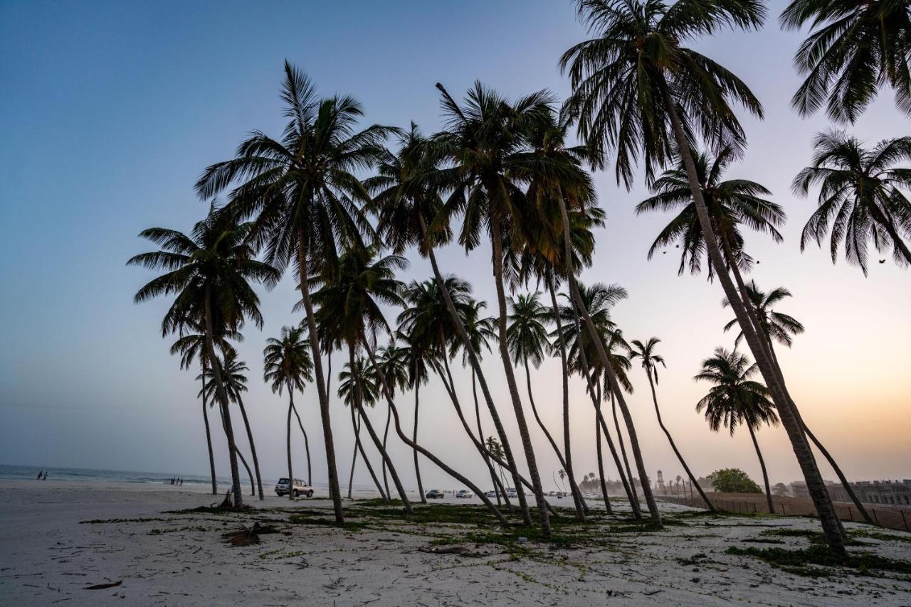 Fanar Hotel & Residences Salalah Esterno foto Palm trees on the beach of Awutu